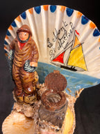 Souvenir ancien « Le Mont St Michel » – Marin pêcheur et coquillage décoratif (années 1950-1970)