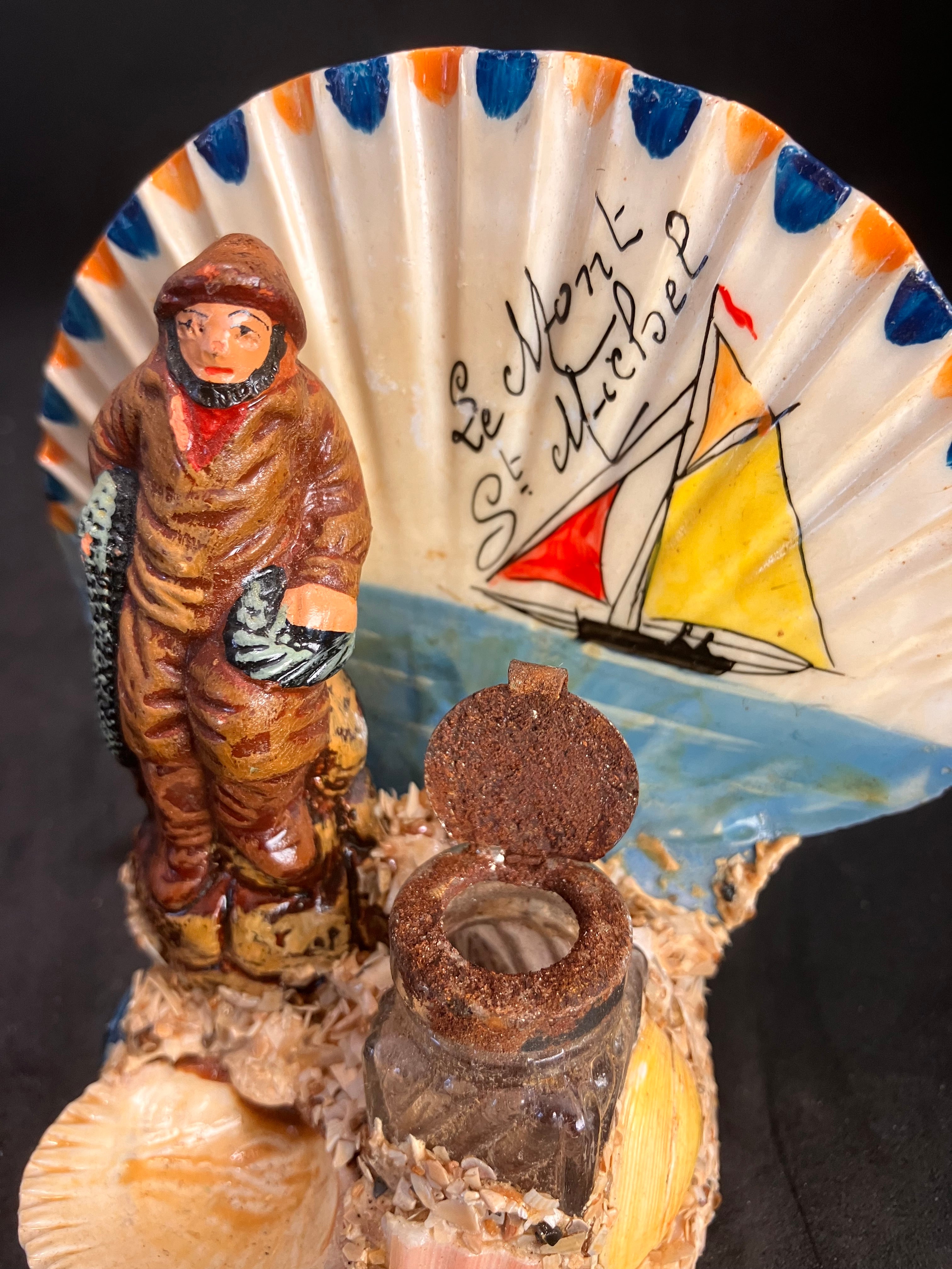 Souvenir ancien « Le Mont St Michel » – Marin pêcheur et coquillage décoratif (années 1950-1970)