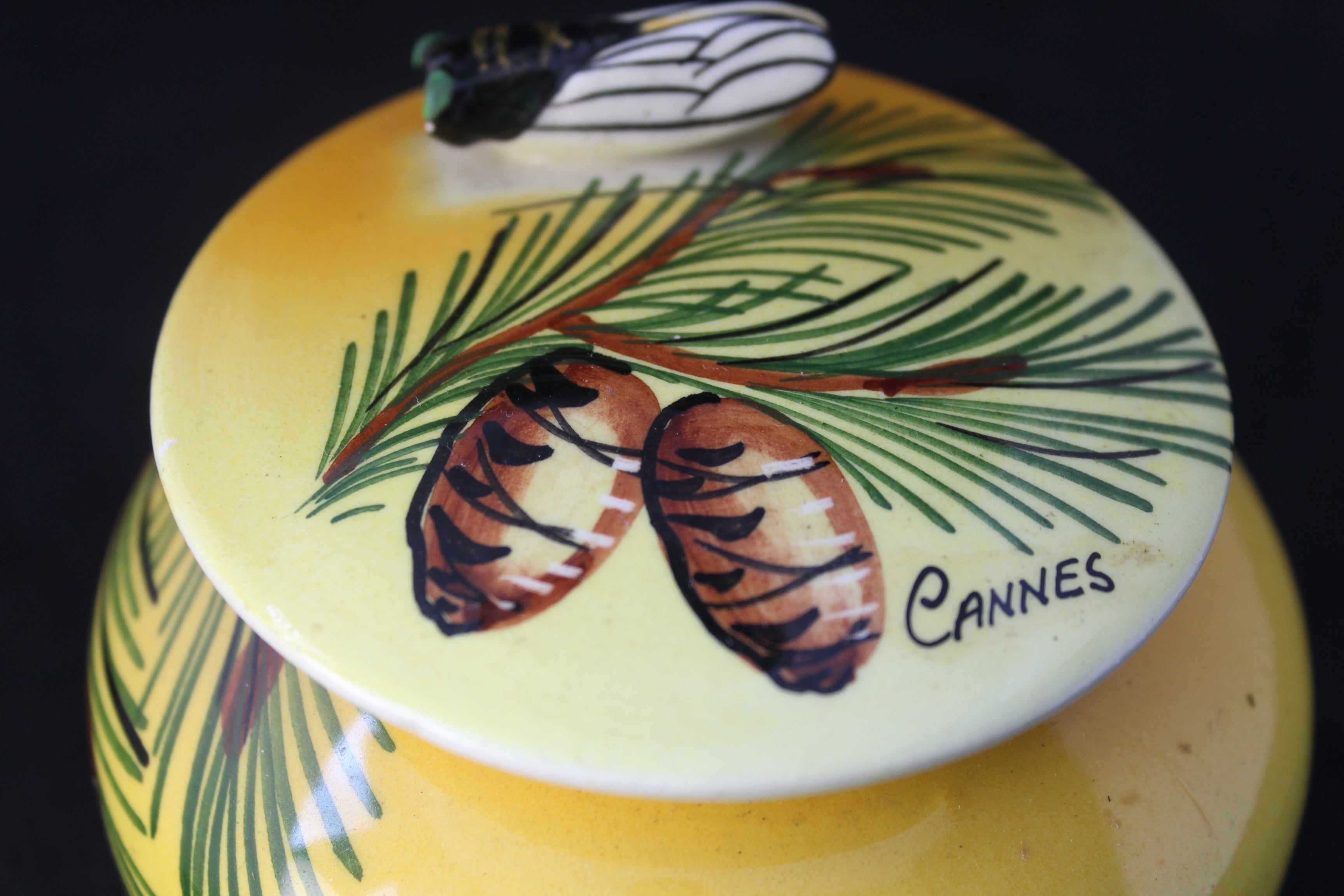 Boîte vintage Vallauris – Création A. Ferlay – Cigale et pommes de pin – Cannes (années 60)