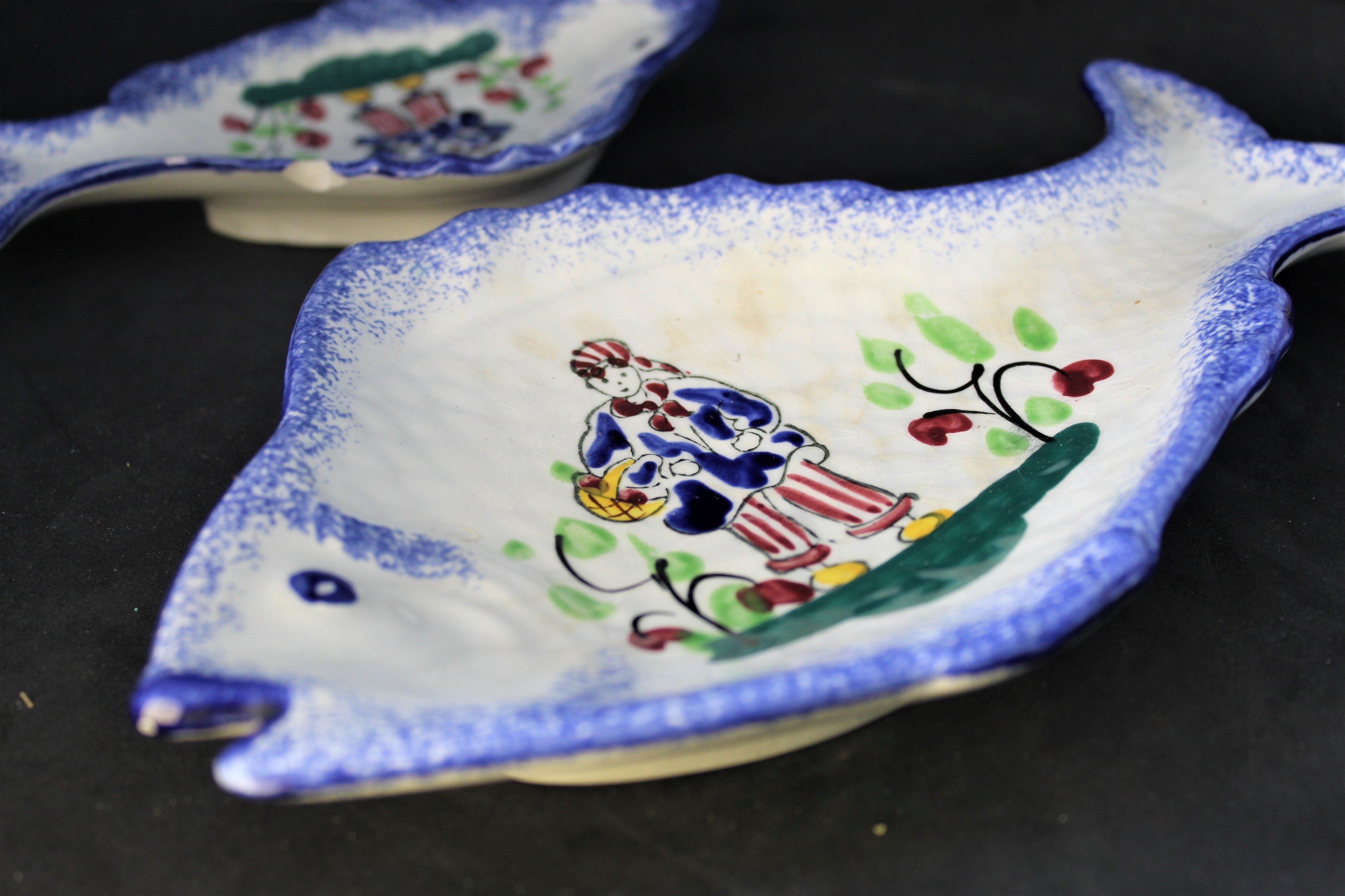 Plats décoratifs en faïence – Forme poisson – Décor breton – MBFA Forni Ault