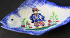 Plats décoratifs en faïence – Forme poisson – Décor breton – MBFA Forni Ault