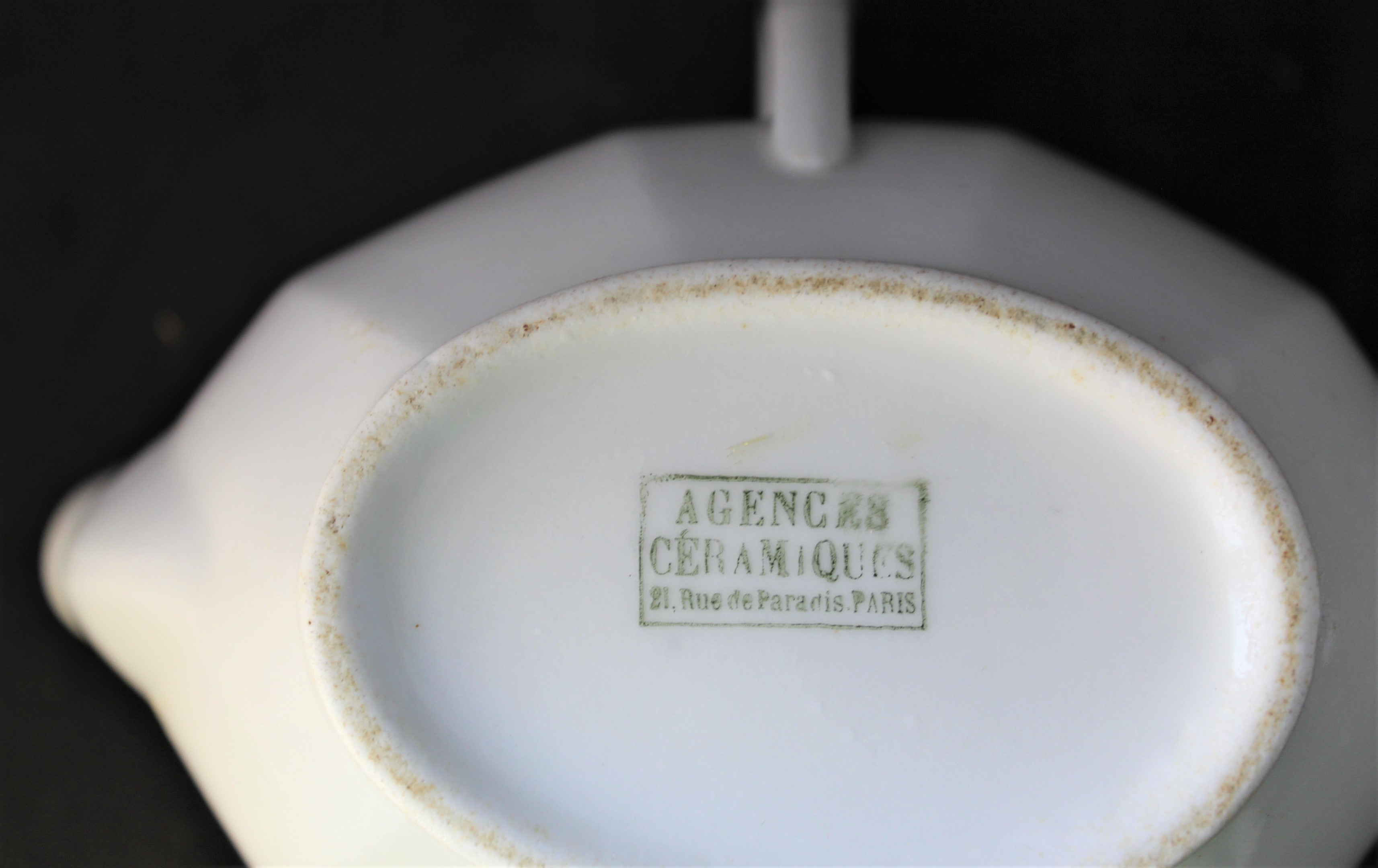 Saucière ancienne en porcelaine décor fleurie – Agences Céramiques Paris