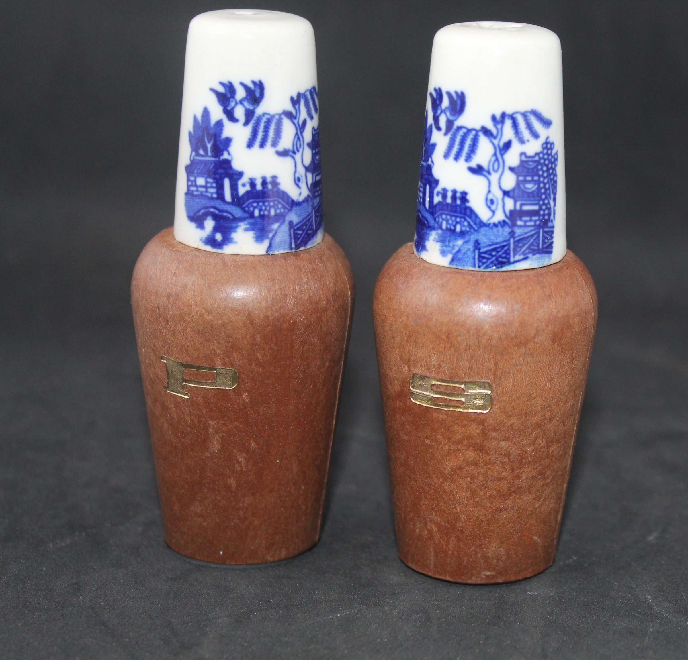Salière et poivrière vintage – bois & porcelaine décor Blue Willow – Japan années 60