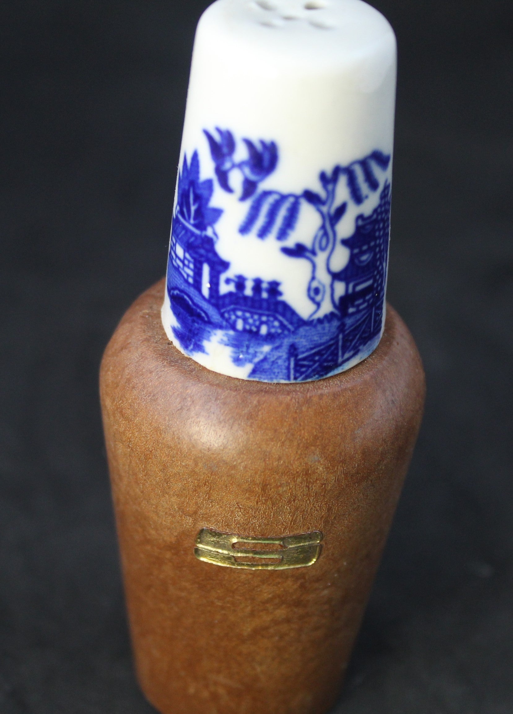 Salière et poivrière vintage – bois & porcelaine décor Blue Willow – Japan années 60