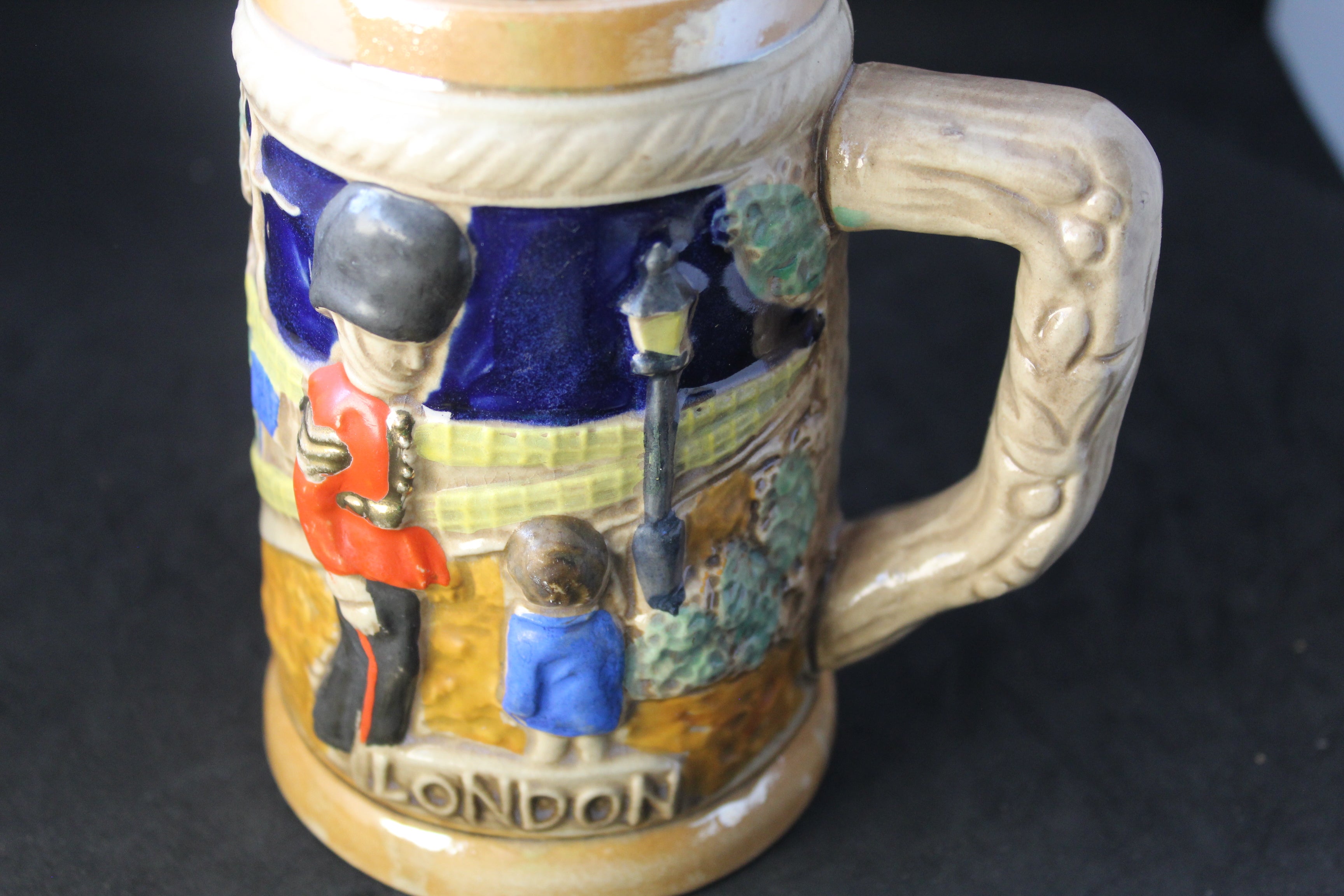 Chope souvenir vintage Londres – Faïence relief "London" – Années 50/60 – Marquée Foreign