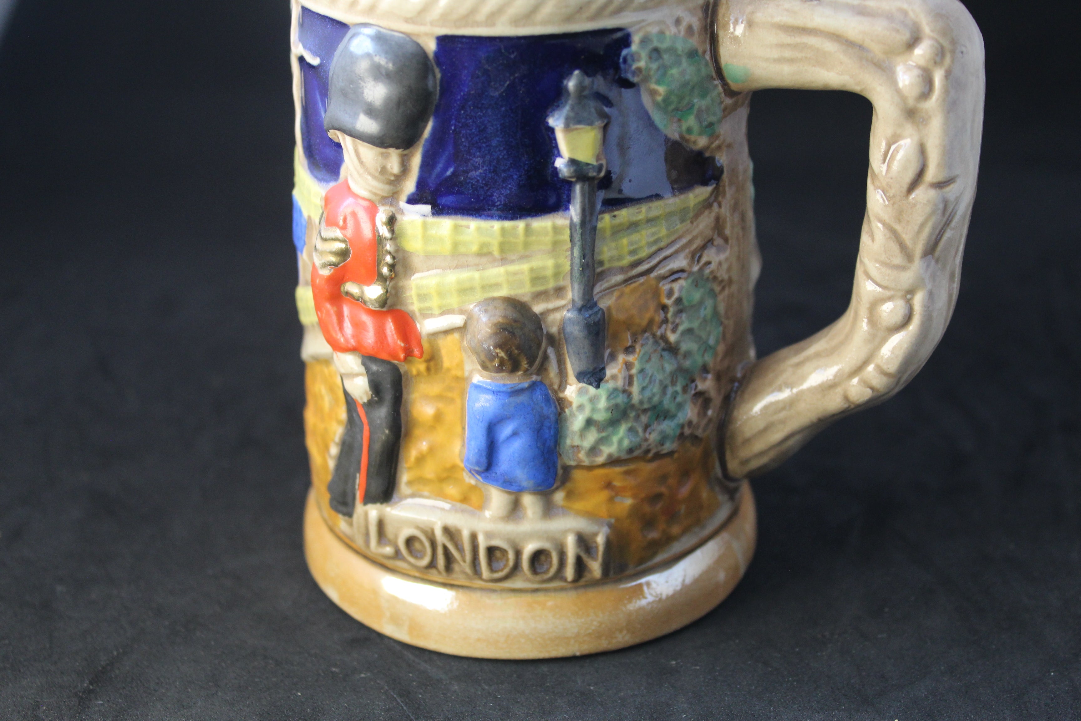 Chope souvenir vintage Londres – Faïence relief "London" – Années 50/60 – Marquée Foreign