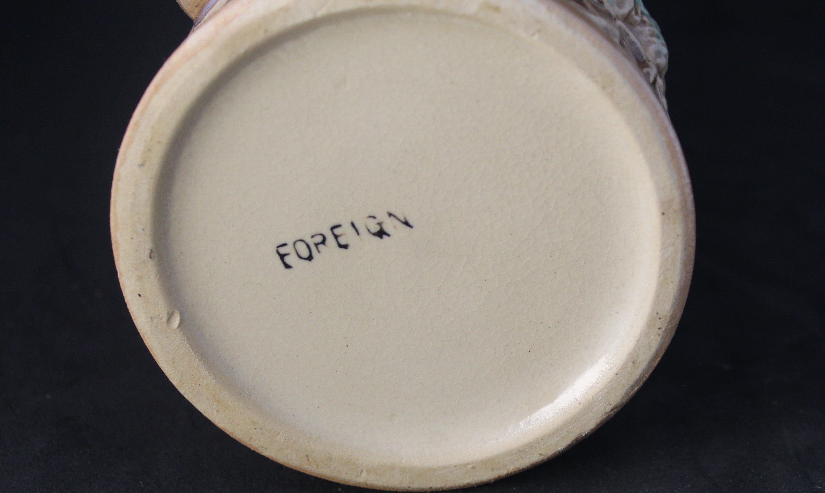 Chope souvenir vintage Londres – Faïence relief "London" – Années 50/60 – Marquée Foreign