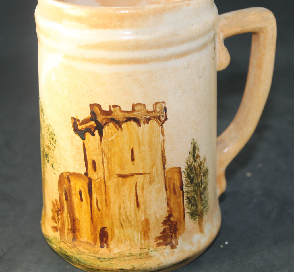 Chope artisanale en céramique – Peint Main signé C. Ducas – Château médiéval stylisé